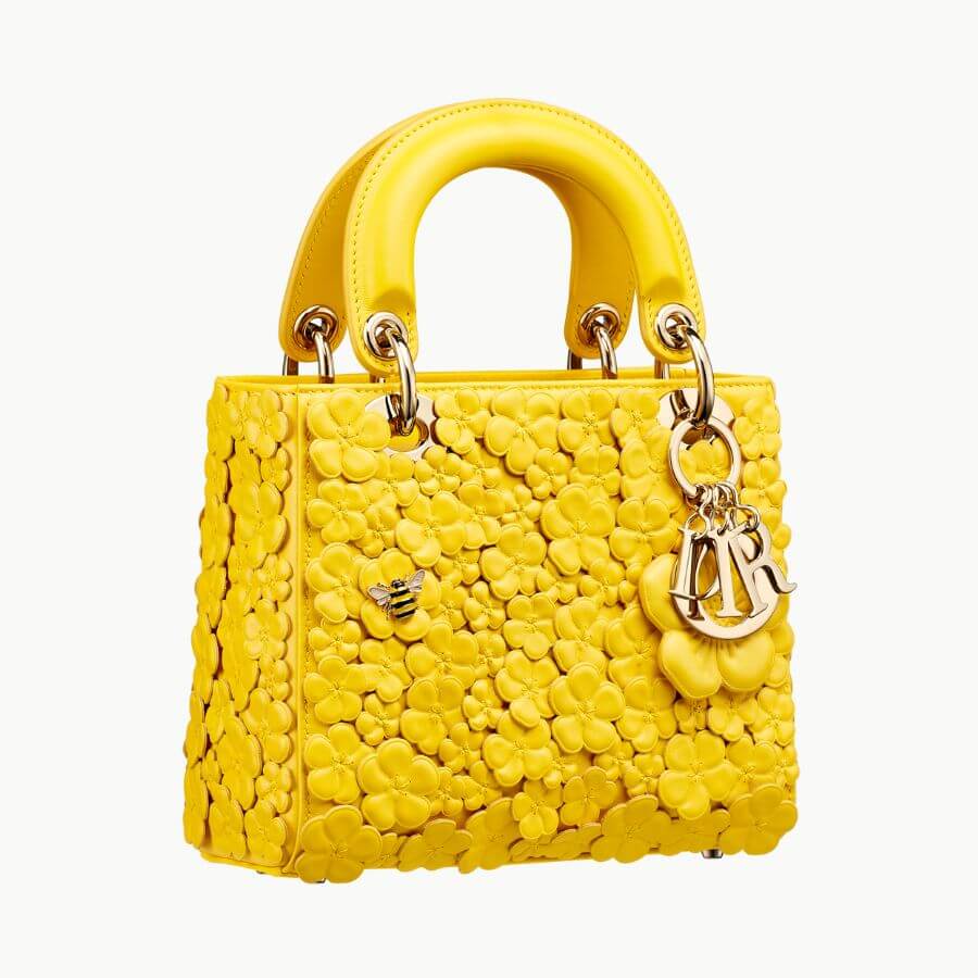 立体的な花々が咲く「バターカップ」