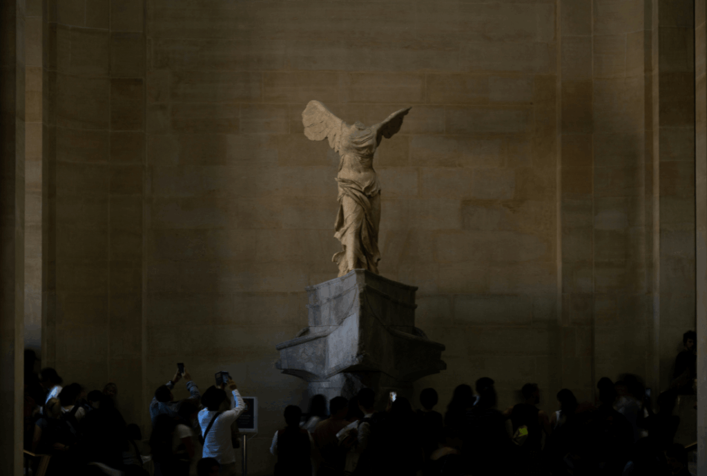 ルーヴルの静寂に立つ、勝利の女神サモトラケのニケが誘う古代の夢