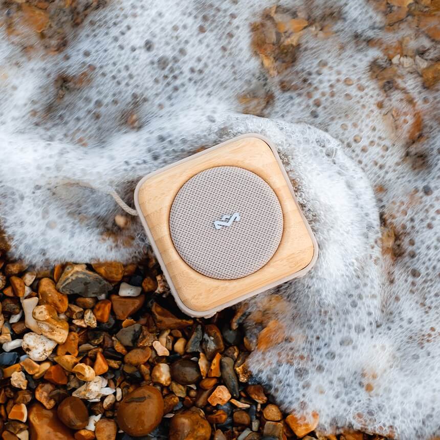 小さくてタフで、地球にやさしい。どこへでも連れて行きたくなるポータブルスピーカー”ROOTS”が誕生