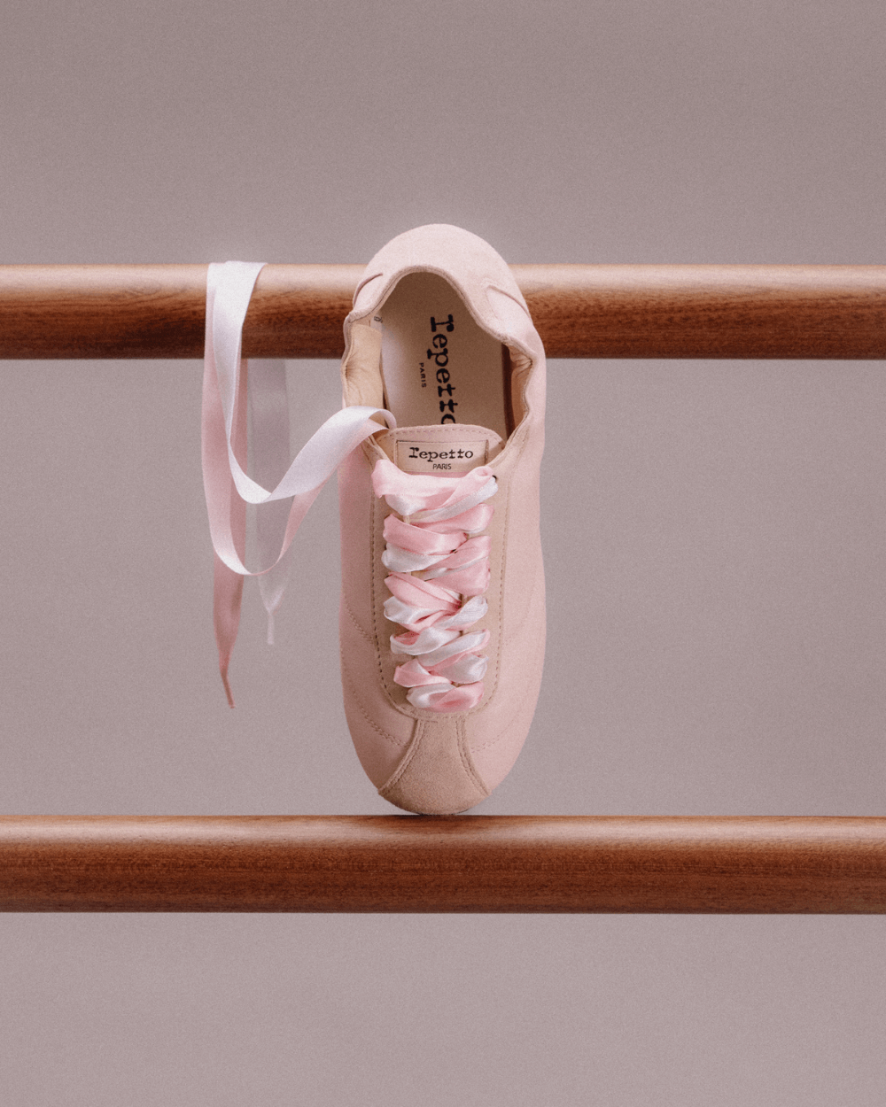 Repettoレペット「Tennis Silk」から待望の新色。日常を凛と彩る、バレリーナの色彩美